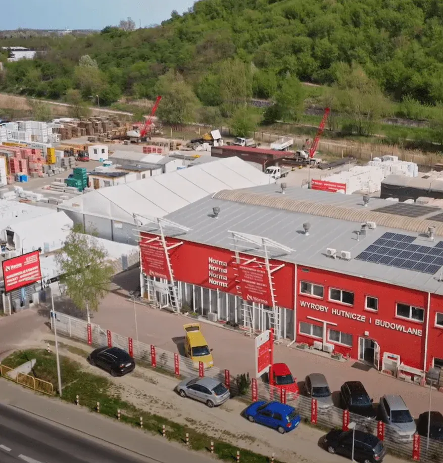 Plac składowy i hala Norma w Klaudynie z gotowymi wyrobami hutniczymi